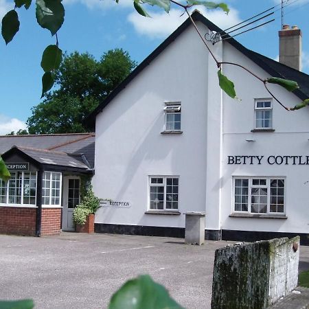 Betty Cottles Inn Okehampton Extérieur photo